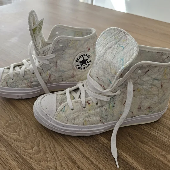 Converse unisex sizing- womens 9. - Picture 2 of 5